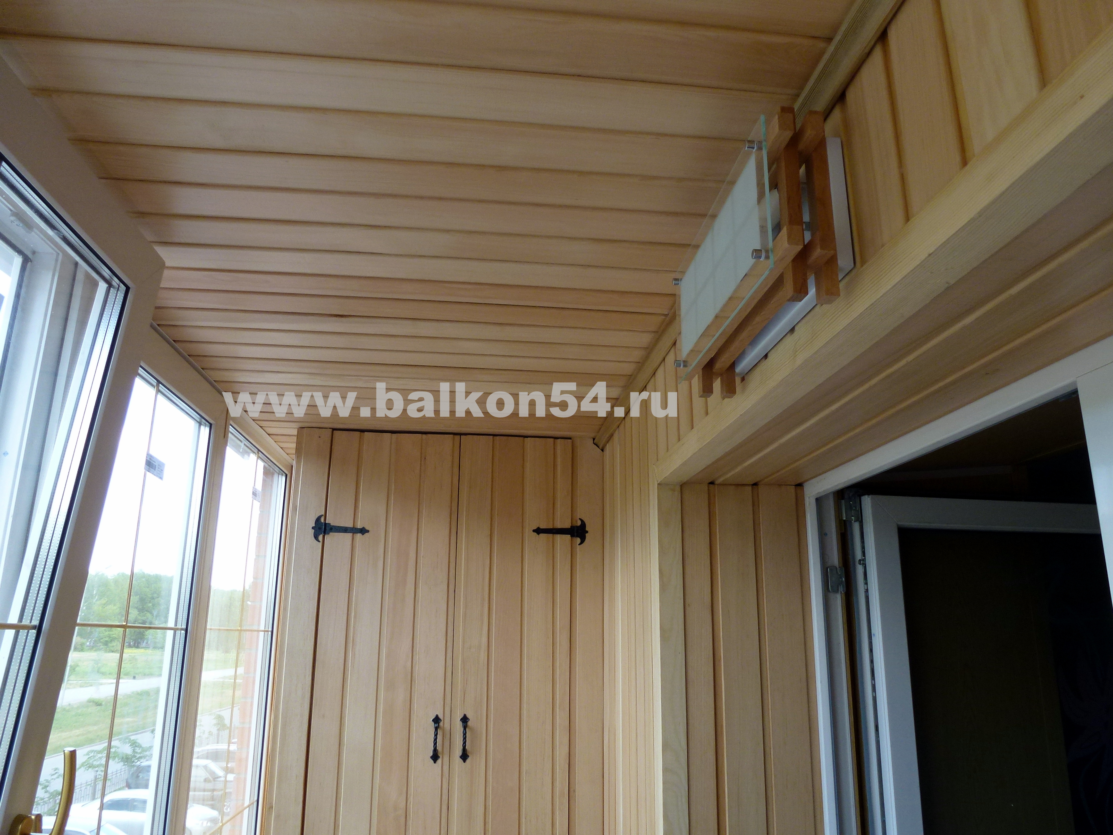 Фотографии обшивки балконов и лоджий евровагонкой, пластиковыми панелями, блок-хаусом отделка балконов фото.